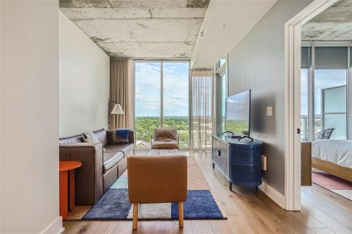 uma sala de estar com uma cama e um sofá em Modern Downtown Condo - Rooftop pool - Top Amenities em Austin