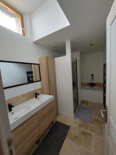 une salle de bain avec un lavabo blanc et une douche dans l'établissement La Romance de Grignan, à Grignan