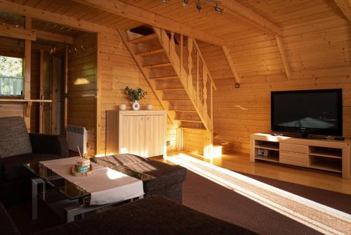 a living room with a flat screen tv in a cabin at Sielana Kosewo in Kosewo