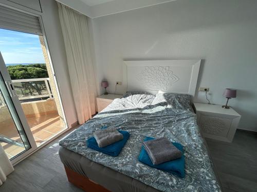 a bedroom with a bed with two pillows on it at Apartment direkt am Strand in Blanes