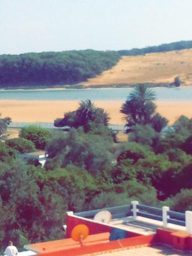 widok na plażę i zbiornik wodny w obiekcie Blue meadow w mieście Moulay Bousselham