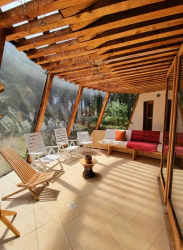 - un salon avec un canapé et des chaises dans une maison dans l'établissement Maison Ronde Atypique, à La Vacquerie-et-Saint-Martin-de-Castries