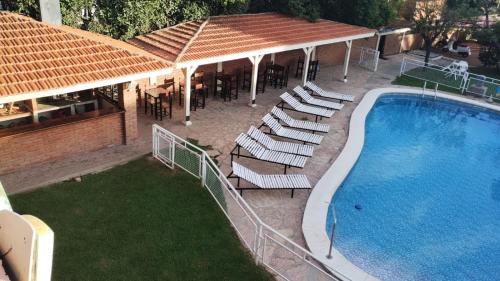 an overhead view of a swimming pool with chairs and tables at Hotel Valle Del Sol in Merlo