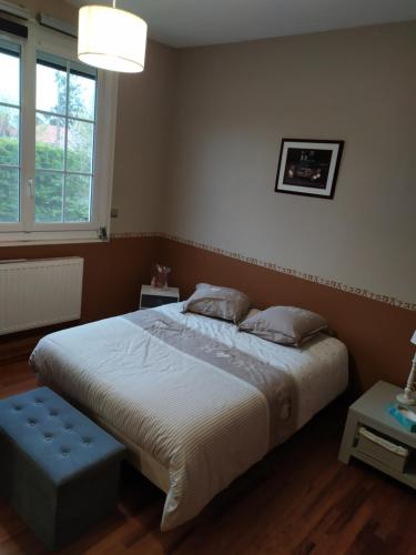 una camera con un grande letto e una finestra di Maison avec parking privatif ad Arnage