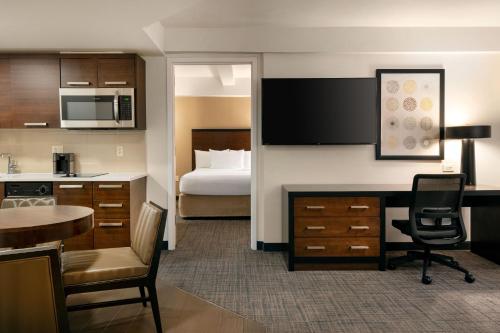 a hotel room with a kitchen and a bedroom at Residence Inn by Marriott New York Manhattan/ Midtown Eastside in New York