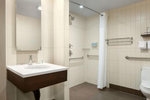 y baño con lavabo y aseo. en Residence Inn by Marriott New York Manhattan/ Midtown Eastside, en Nueva York