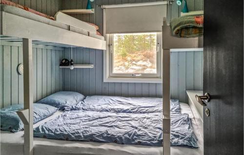 1 dormitorio con litera y ventana en 2 Bedroom Beautiful Home In Vatnestrm, en Mykland