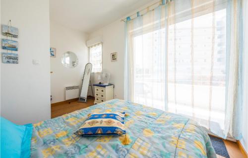 ロワイヤンにあるStunning Apartment In Royan With 1 Bedroomsのベッドルーム1室(枕付きのベッド1台、窓付)