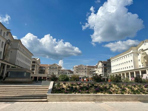 une rangée de bâtiments avec des escaliers et des fleurs dans une cour dans l'établissement Jolie chambre 3minutes de la Gare RER A, à Bussy-Saint-Georges