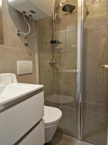 a bathroom with a shower and a toilet and a sink at Apartments Jelinek in Brela