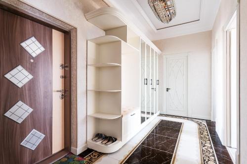 un corridoio con porta e cabina armadio di апартамент в центре "Rakat-14" a Tashkent