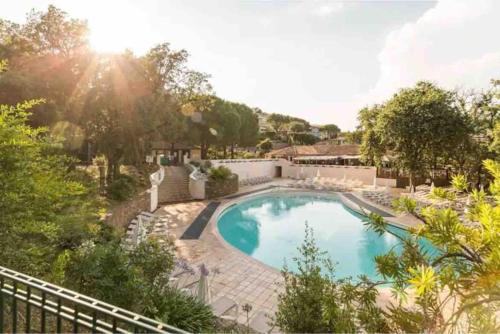 an image of a swimming pool in a yard at Vue panoramique mer et collines in Grimaud