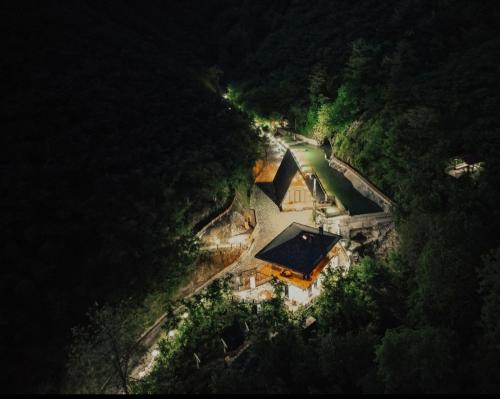 uma vista aérea de uma casa numa floresta em greenparadisehouses em Fatsa