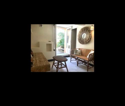 uma sala de estar com um sofá e uma mesa em Maison de village 3 chambres avec petite terrasse em Ramatuelle