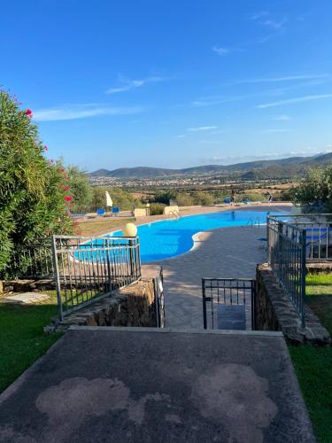 een groot zwembad in een tuin bij Residence L 'Uliveto Birgalavo' Budoni in Budoni