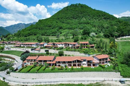 een luchtzicht op een resort voor een berg bij Residence Altogarda in Tremosine Sul Garda