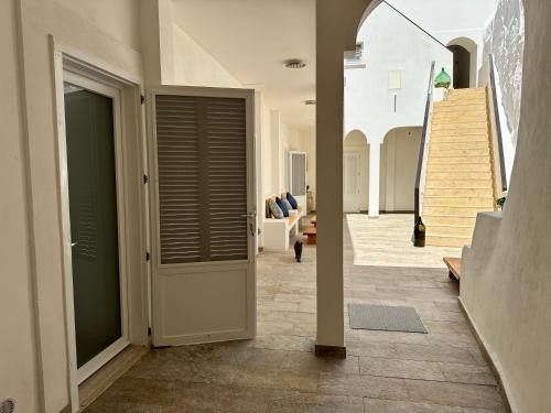 um corredor de uma casa com uma porta e escadas em Domus Ɫ Ponza em Ponza