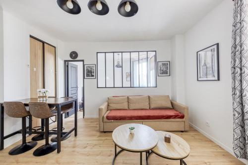 un salon avec un canapé et une table dans l'établissement KB25 - Métro 14 et le Métro 7 à 6 minutes à pied Emplacement stratégique plus parking gratuit, au Kremlin-Bicêtre