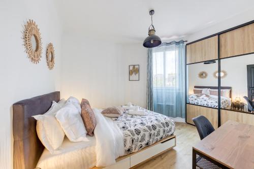 a bedroom with a bed and a dining table at KB25 - Métro 14 et le Métro 7 à 6 minutes à pied Emplacement stratégique plus parking gratuit in Le Kremlin-Bicêtre