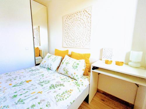 Private room in renovated apartment - Tram 1 min walk