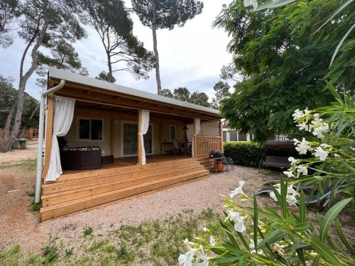 eine kleine Hütte mit einer großen Terrasse in der Unterkunft LunaBay Biograd Mobile Home in Biograd na Moru