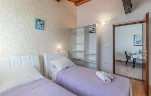 En eller flere senger på et rom på Beautiful Apartment In Jadranovo With Outdoor Swimming Pool