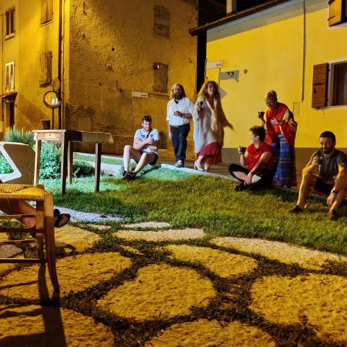 a group of people sitting on the grass at Casa Zefìra in Feltre