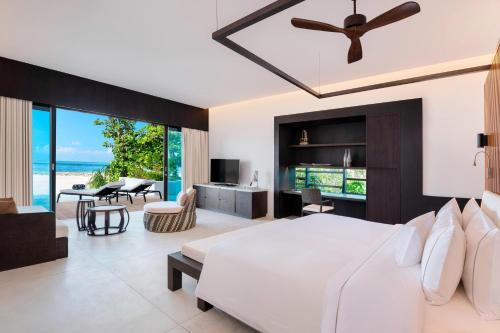 Postel nebo postele na pokoji v ubytování The Westin Maldives Miriandhoo Resort