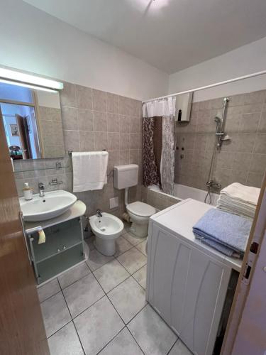 La salle de bains est pourvue d'un lavabo et de toilettes. dans l'établissement Sunny Corner, à Split