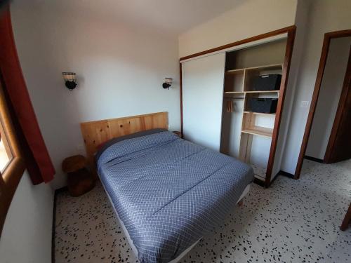 DuilhacにあるGite les Amandiersの小さなベッドルーム(ベッド1台、鏡付)