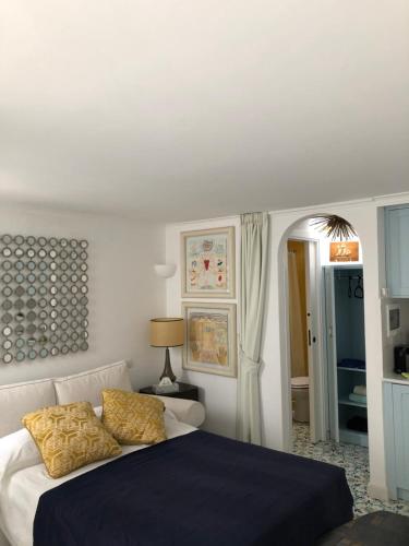 - une chambre avec un lit et une couverture bleue dans l'établissement Villa Sain Charming Suite, à Anacapri