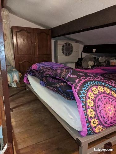 - un lit avec une couverture colorée dans l'établissement bel appartement dans résidence avec piscines, au Barcarès