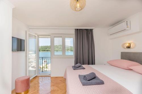 een slaapkamer met een bed met twee handdoeken erop bij Apartment Paradise in Kaprije