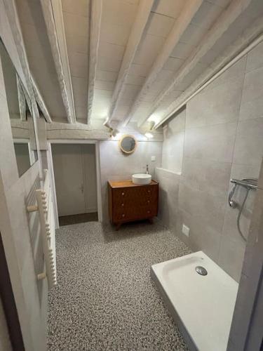 La salle de bains est pourvue d'un lavabo et d'un miroir. dans l'établissement les Marines de cogolin, Brigantine, à Cogolin