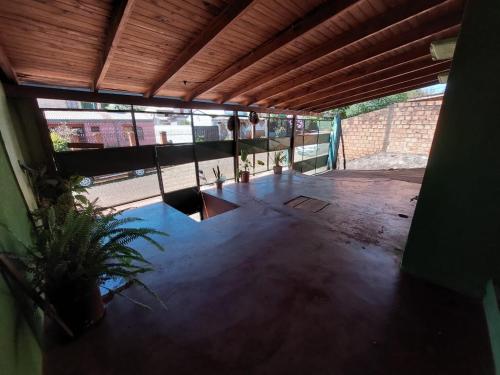 una habitación vacía con una maceta en un edificio en Alquiler Temporario en Puerto Iguazú en Puerto Iguazú