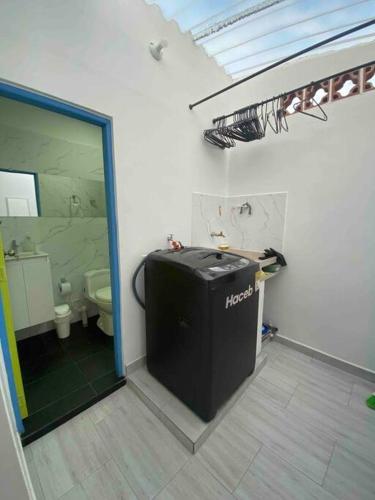 a bathroom with a trash can in a room with a toilet at Apartamento cerca al parque in Jardin