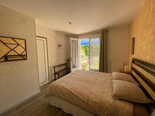 een slaapkamer met een groot bed en een raam bij La Caillerie in Chauvé