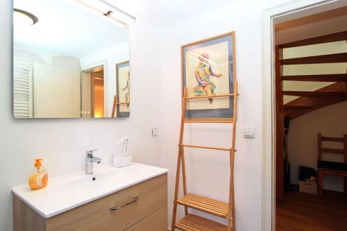 ヘルヌムにあるWiebeckのバスルーム(洗面台、鏡の横のはしご付)
