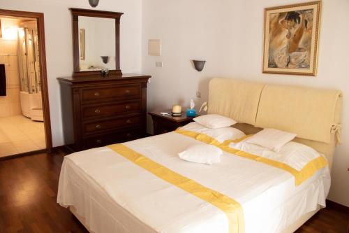 una camera con letto, cassettiera e specchio di Luxury Apartment, near Pinikoudes beach a Larnaka