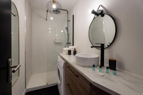 uma casa de banho com um lavatório e um espelho em Atlantic Selection - L'Apaisant au centre de Dax em Dax