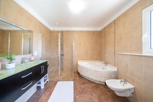 une salle de bain avec une baignoire, un lavabo et des toilettes dans l'établissement Villa Super Cannes, à Vallauris