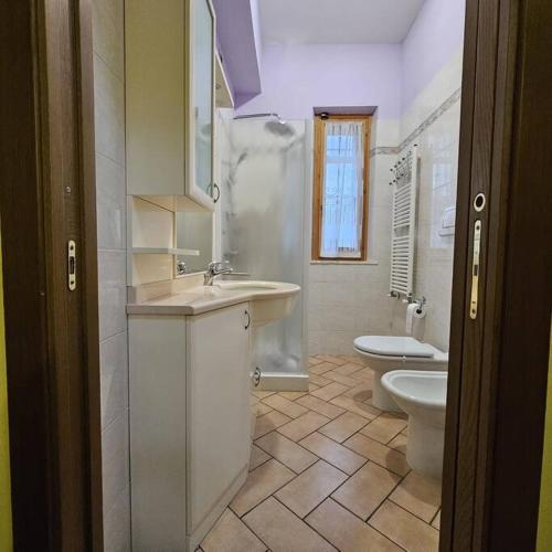 a bathroom with a sink and a toilet at Casa con incantevole panorama in Bevagna