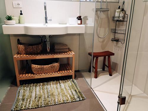 La salle de bains est pourvue d'un lavabo et d'une douche. dans l'établissement Salt&Pepper, à Ebene Reichenau