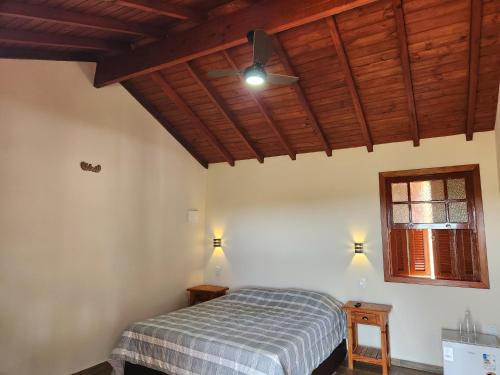 Postel nebo postele na pokoji v ubytování Provence Lavander Chalet by MontJacui - com jacuzzi e ar condicionado