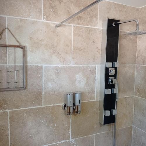 La salle de bains est pourvue d'une douche avec deux bougies sur le mur. dans l'établissement 