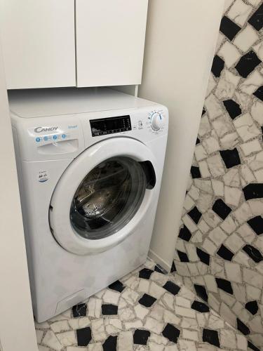 a washer and dryer in a bathroom at A un passo dalla piazza in Ascoli Piceno