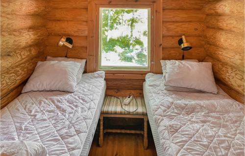 2 łóżka w małym pokoju z oknem w obiekcie 3 Bedroom Lovely Home In Arboga w mieście Arboga