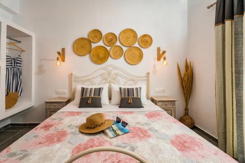 een slaapkamer met een bed met een hoed erop bij Cozy little house in Ios in Ios Chora
