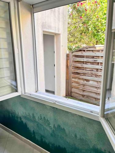 une pièce vide avec deux fenêtres et une clôture dans l'établissement Petite maison 300m des remparts, Wifi, à Avignon