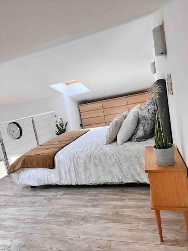 une chambre avec un grand lit et une table dans l'établissement Petite maison 300m des remparts, Wifi, à Avignon